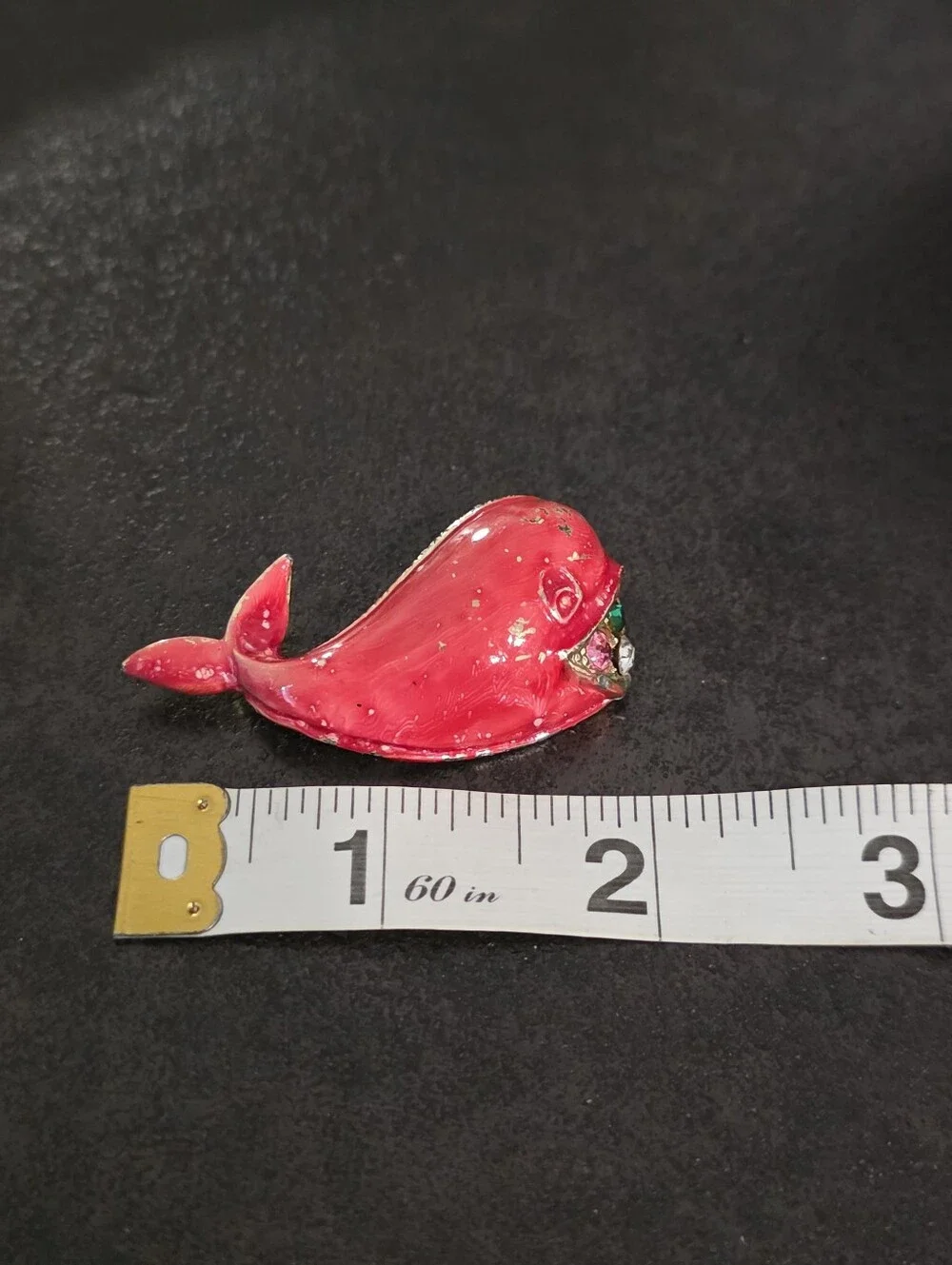 Kitschy Vintage 1960s Hot Pink Enamel & Rhinestone Whale Brooch Pin - 2